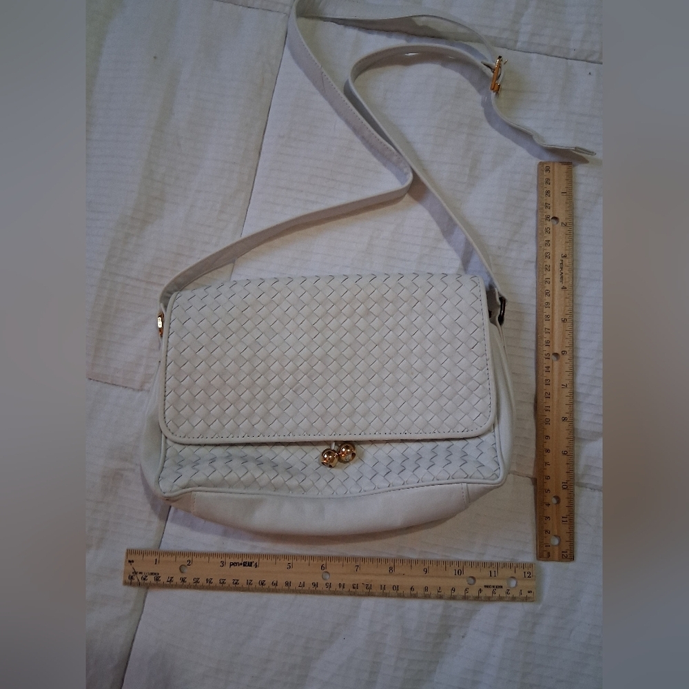 Chic White Woven Shoulder Bag - Picture 2 of 5